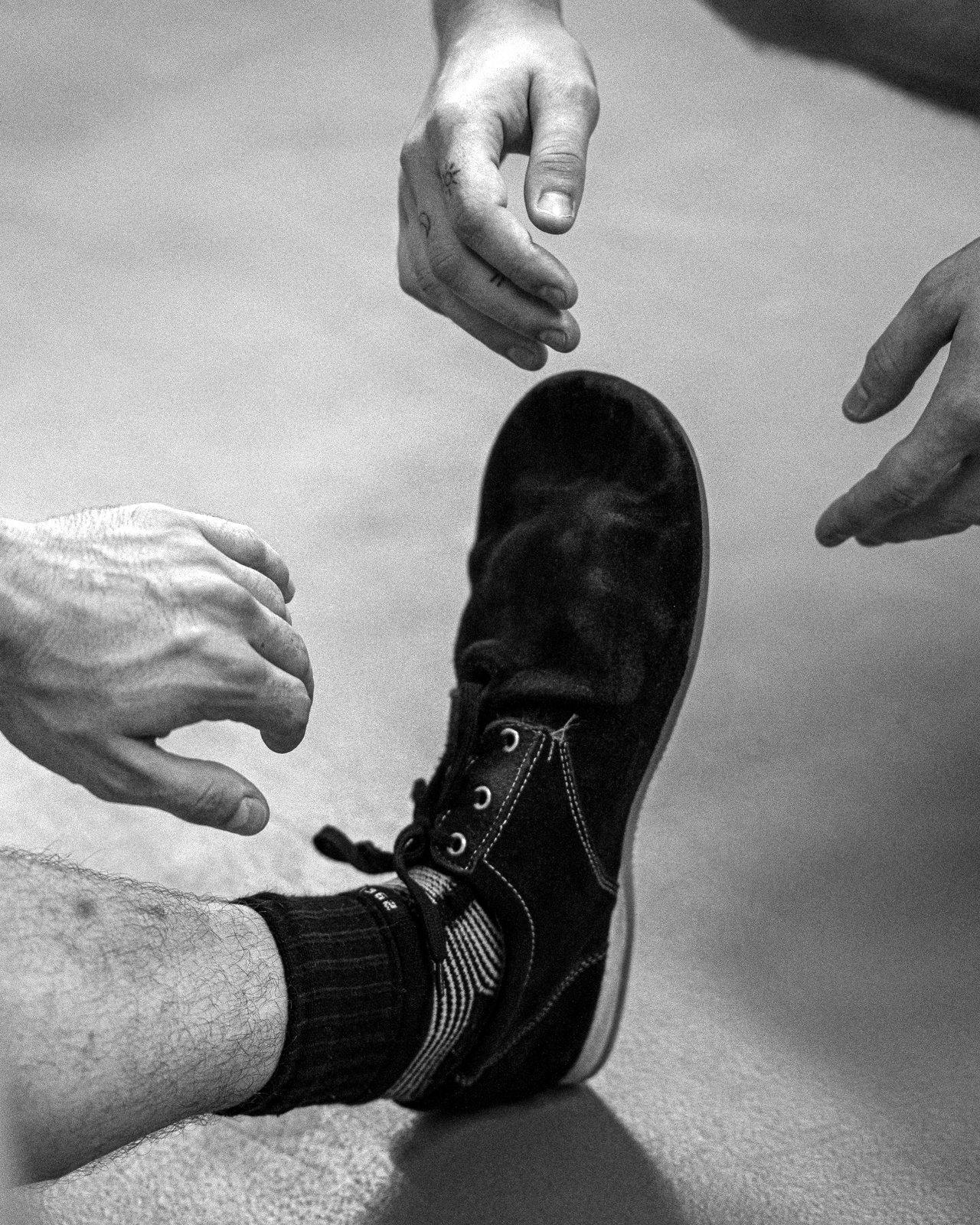 Gros plan sur une chaussure de plumfoot et des mains